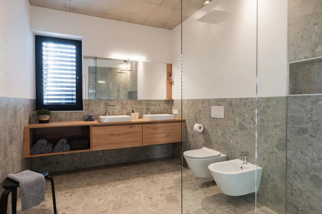 Modernes Badezimmer mit Naturstein