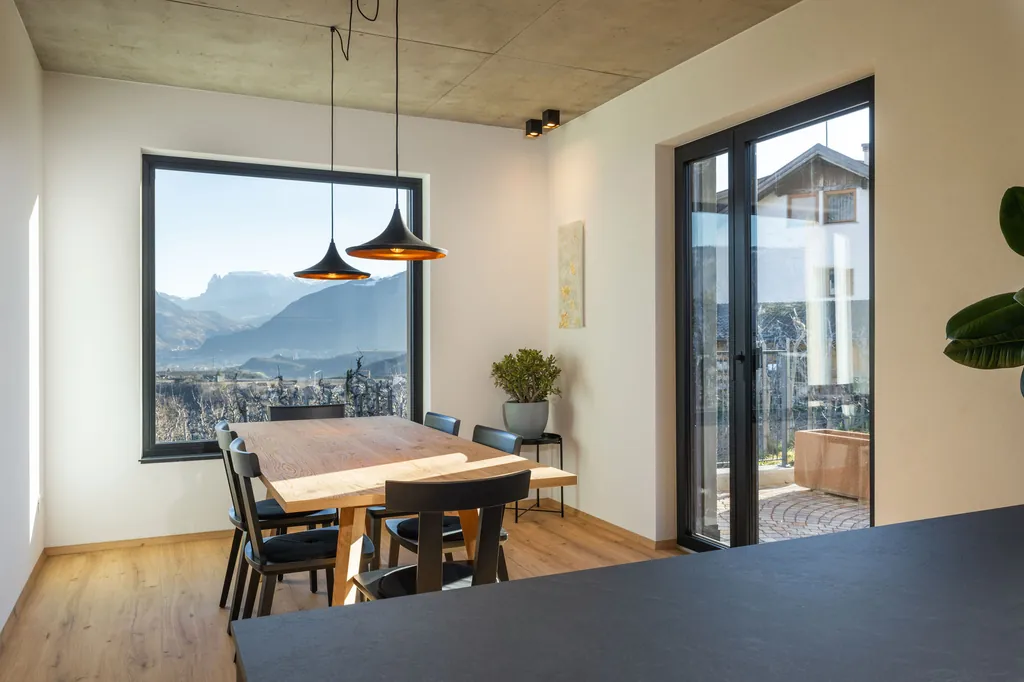 Essbereich mit Bergblick