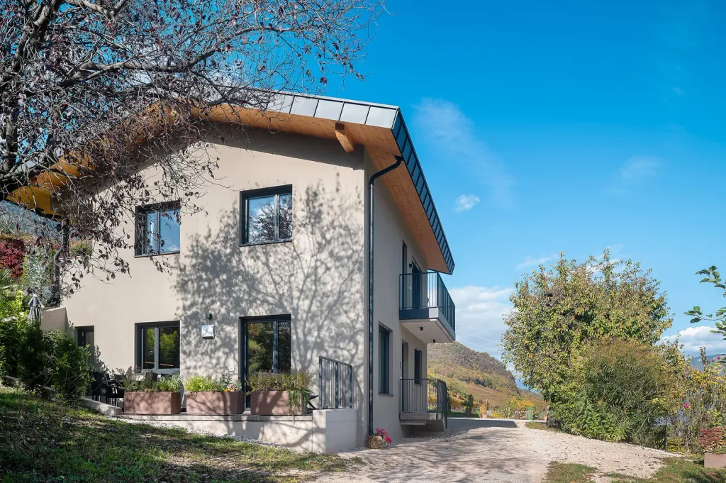 Außenansicht des Obergfillhof inmitten von Weinbergen